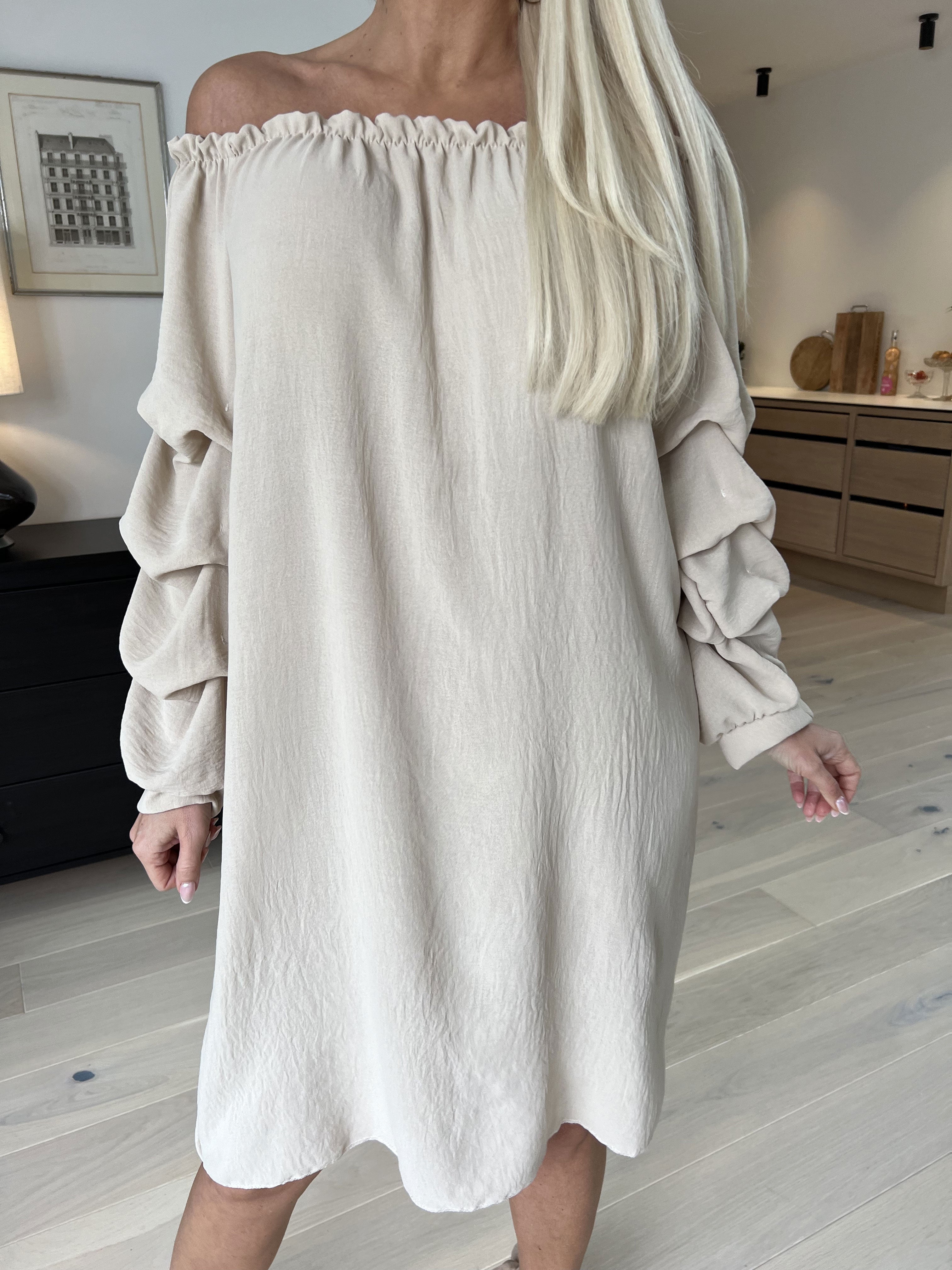 Joanna - Söt viskosklänning med rynkade ärmar